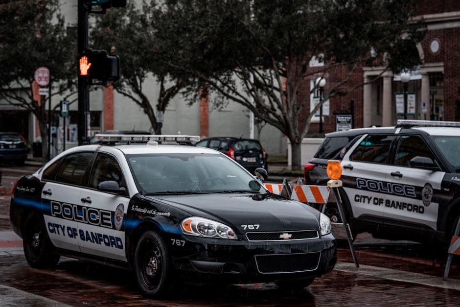 Vehículo de policía estatal de Florida sobre una autopista al atardecer
