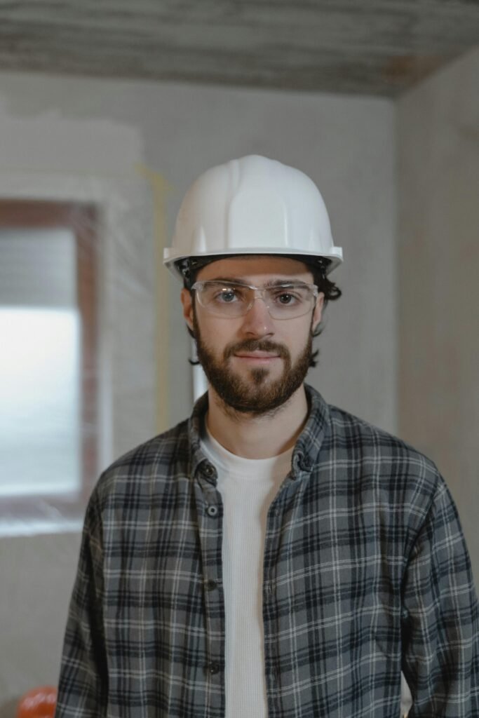 Trabajador de construcción hispano con casco protector en obra de Nueva York